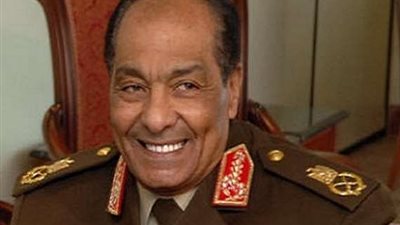 قائد عسكري سابق يطمئن المصريين على طنطاوي: هنصلي الجمعة سوا