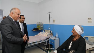 محافظ قنا: القطاع الصحي له أولوية كبيرة خلال الفترة الحالية