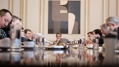 رئيس الوزراء اليوناني يدعو لعقد اجتماع لمجلس الأمن القومي بشأن أزمة المهاجرين