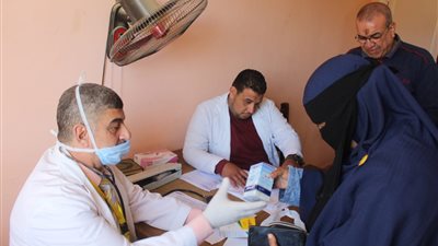 مدير مستشفى الواحات البحرية: قوافل الأزهر الأفضل والأكفأ 