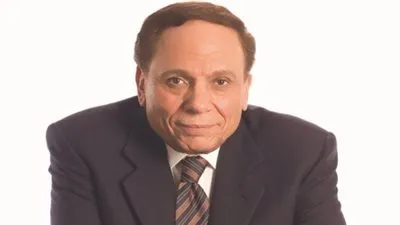 عادل إمام يتغلب على مرضه بالكلمات المتقاطعة 