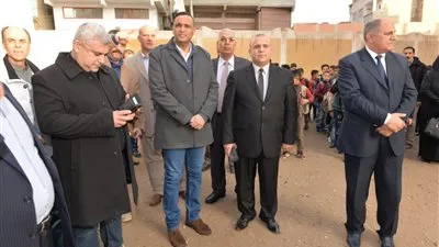 محافظ الدقهلية يقيل مدير مدرسة ويحيل العاملين بها للتحقيق (صور)