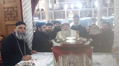 أسقف المنيا يرأس القداس الإلهي من كنيسة مارمينا بنزلة عبيد