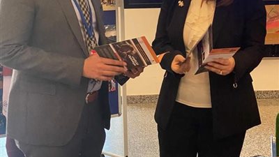 غادة والي تتفقد جناح صندوق مكافحة المخدرات في النمسا