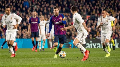 زيدان يضرب عصفورين بحجر في مباراة الريال ضد برشلونة أمس 