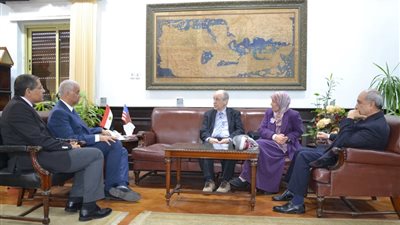 رئيس جامعة الإسكندرية يستقبل ممثل 