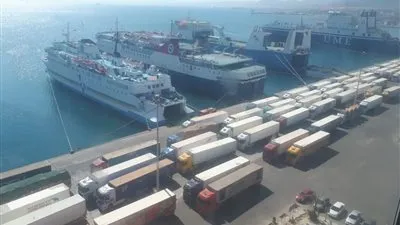 تداول 653 شاحنة و48 سيارة بموانئ البحر الأحمر 