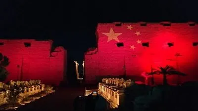 تضامنًا ضد كورونا.. علم الصين على معالم مصر الأثرية 