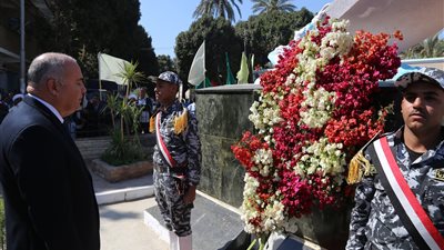 محافظ قنا يضع إكليل الزهور على النصب التذكاري لشهداء معركة البارود