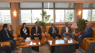 رئيس جامعة الفيوم يبحث أوجه الاستثمار بأرض الجامعة