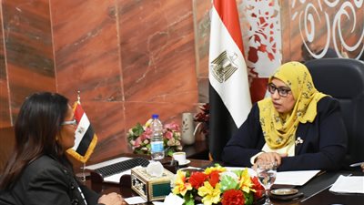 محافظ أسوان يستمع لشكوى 30 مواطن ومواطنة (صور)