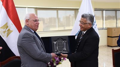 محافظ بورسعيد يسلم شهادات تسجيل المنشآت بهيئة الاعتماد والرقابة
