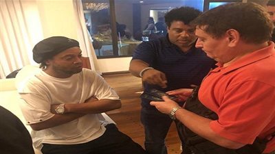 رونالدينيو يثير الجدل من جديد بجواز سفر 