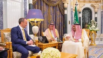 خادم الحرمين الشريفين يستقبل وزير الخارجية البريطاني