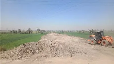 الأقصر تواصل تمهيد الطرق الرئيسية والجانبية (صور) 