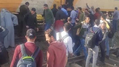 عاجل.. خروج عربة قطار عن قضبان السكك الحديدية بالمنيا 