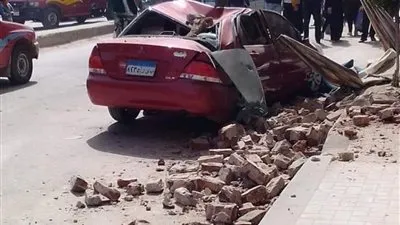 انهيار شرفة فوق سيارة في دمنهور (صور)