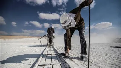 ليس كل أبيض جميل.. عمال محاجر المنيا يتحدون قسوة الشتاء من أجل الرزق (صور)