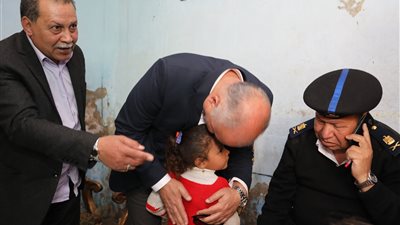 محافظ قنا يعزي أسرتي المتوفيين إثر انهيار سور مدرسة فرشوط الإعدادية