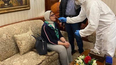من الطائرة للباخرة.. كورونا يجبر وزيرة الصحة على إلغاء الراحة ومتابعة المصابين