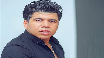 عمر كمال يشتري سيارة مرسيدس جديدة.. تعرف على سعرها