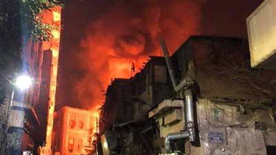 عاجل.. حريق هائل بالدرب الأحمر ومجهودات لمنعه من التهام المساجد الأثرية