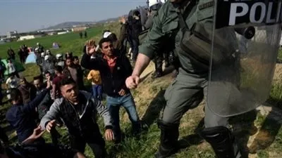 تركيا: سنوجه اللاجئين والمهاجرين إلى اليونان عبر البر