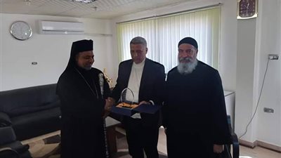 مطران إيبارشية طيبة يهنئ رئيس مرسى علم لتوليه المنصب