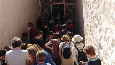 الآلاف من السائحين يتدفقون على المناطق الأثرية والأهرامات.. وسقارة الأعلى