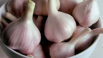 بعيداً عن كورونا.. 10 فوائد مذهلة لتناول الثوم
