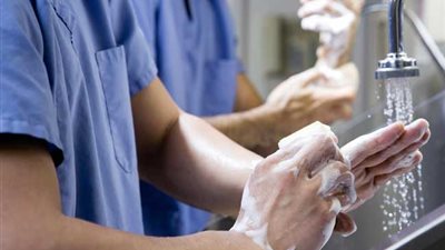 تحذير من تعقيم اليد.. أخصائي صيدلة إكلينيكية يوجه نصيحة مهمة بشأن كورونا