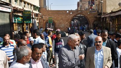 محافظ أسوان: نقل الباعة الجائلين للسويقات الجديدة (صور)