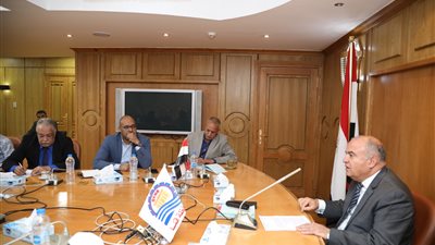 محافظ قنا: يجب تطبيق معايير السلامة والصحة المهنية للعمال في المشروعات