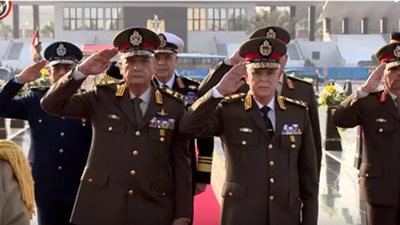 وزير الدفاع يضع الزهور على النصب التذكاري للشهداء بالإنابة عن السيسي