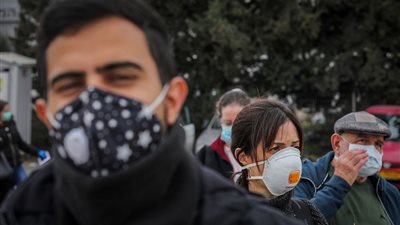 أبرزها القبلات والكمامات.. 5 أخطاء خطيرة قد تجلب لك 