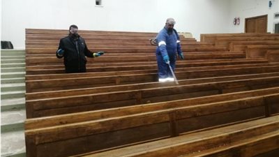 جامعة حلوان: تعقيم المدرجات والقاعات الدراسية للوقاية من كورونا (صور)