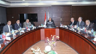 وزير النقل يناقش الميزانية العمومية لإدارة وتشغيل مترو الأنفاق