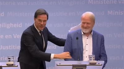 رئيس الوزراء الهولندي يتعرض لموقف محرج على الهواء بسبب فيروس كورونا (فيديو)