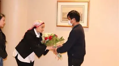 أول تصريحات من صاحبة لقطة الاعتذار للشاب الصيني ضحية التنمر