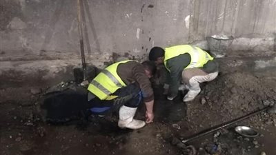 أحياء غرب القاهرة تستعد لمواجهة الطقس السيئ بتسليك البالوعات 