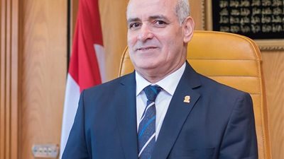 رئيس جامعة الفيوم يطمئن على تعقيم المدن الجامعية