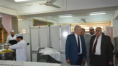 رئيس جامعة الفيوم يطمئن على تعقيم المدن الجامعية (صور)