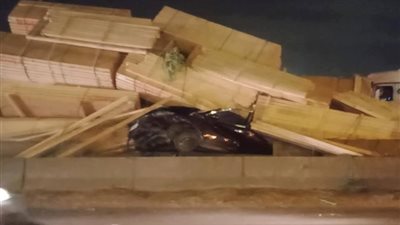 إنقلاب سيارة أخشاب أعلى كوبري العامرية بالإسكندرية (صور)