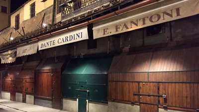 إيطاليا تغلق المتاجر باستثناء محال بيع الأغذية والصيدليات