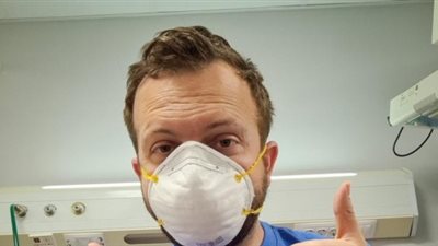 أول تعليق من الصحفي الأمريكي المتعافي من فيروس كورونا بمصر