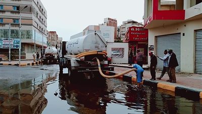 رئيس مدينة الغردقة يشكل فرقا لسحب مياه الأمطار (صور)