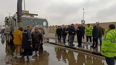 محافظ القاهرة يتابع أعمل شفط مياه الأمطار من شوارع العاصمة