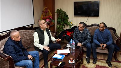 وزير الإسكان يتابع سير الأعمال بغرفة الأزمات للتعامل مع الطقس السيئ