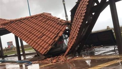 اصطدام سيارة بمظلة انتظار على كورنيش لوران بالإسكندرية (صور)