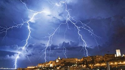 عواصف وسيول وأمطار رعدية.. الأرصاد تعلن تفاصيل طقس اليوم الخميس